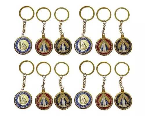 Chaveiro-Dourado-Nossa-Sra.-Aparecida-Fundo-Branco-Medalha-Com-Detalhe-Colorido