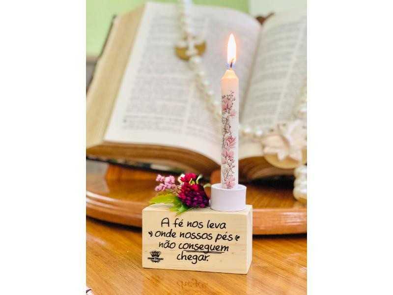 ENFEITE-DE-MESA-COM-APLIQUE-E-VELA-A-FE-NOS-LEVA...FLORESCER-18X9X4